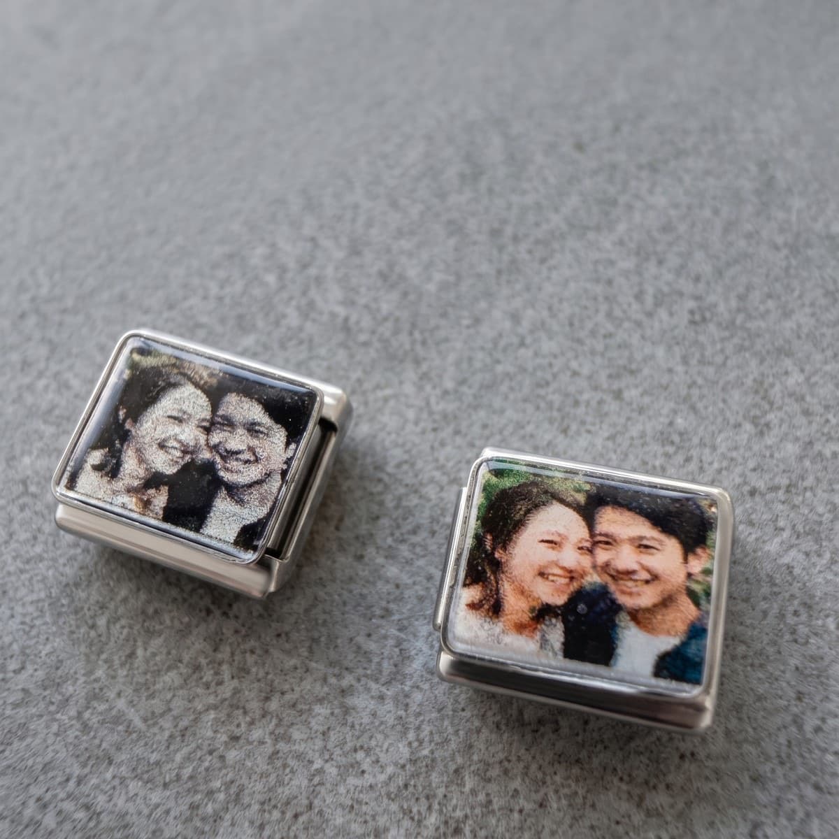 実物の写真チャーム。ふたりの記念日の1枚をはめ込んだ完成品